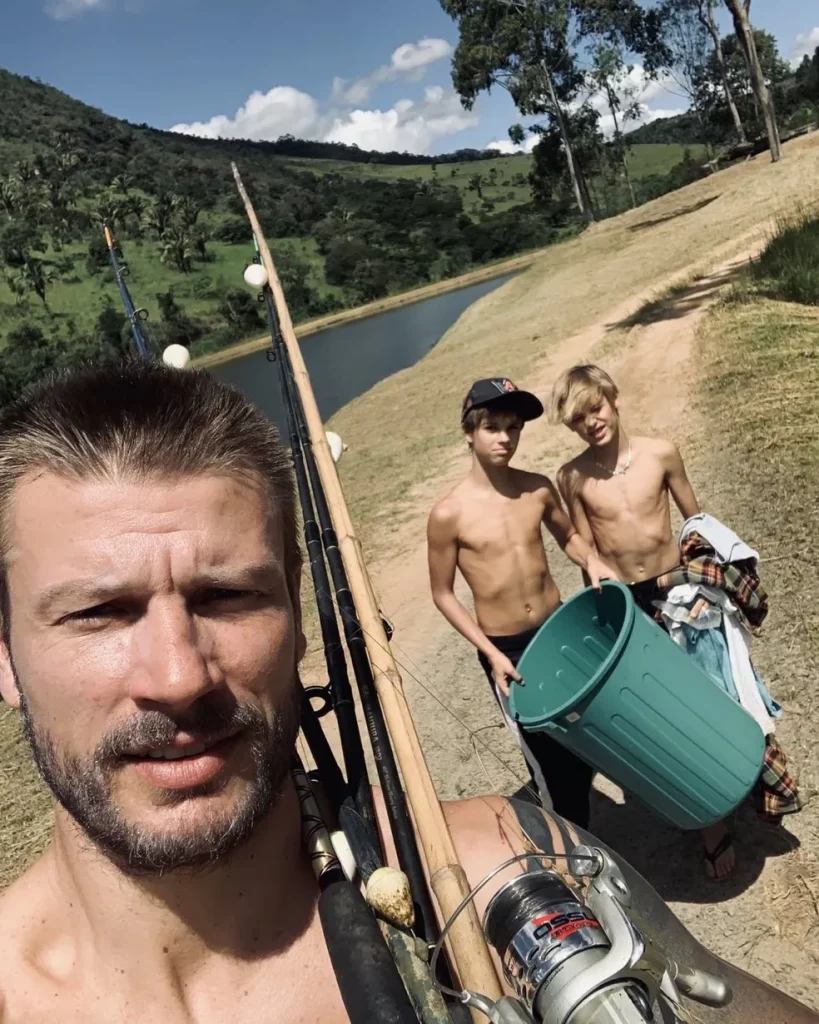 Rodrigo Hilbert em foto com os filhos (Imagem: Reprodução)