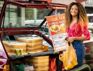 Em Vai na Fé, Sol (Sheron Menezzes) vende quentinhas no Centro do Rio de Janeiro (Foto: Reprodução / Globo / João Miguel Júnior)