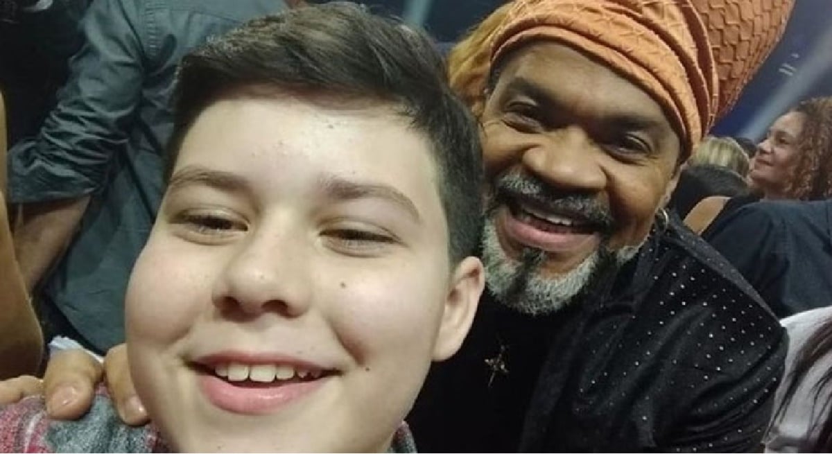 Carlinhos Brown e o jovem talento que teve sua vida ceifada, de acordo com jornalista, por engano