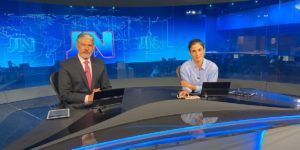 William Bonner e Renata Vasconcellos, na bancada do Jornal Nacional, repercutiram as principais notícias da Copa do Mundo no Catar (Foto: Divulgação / TV Globo)