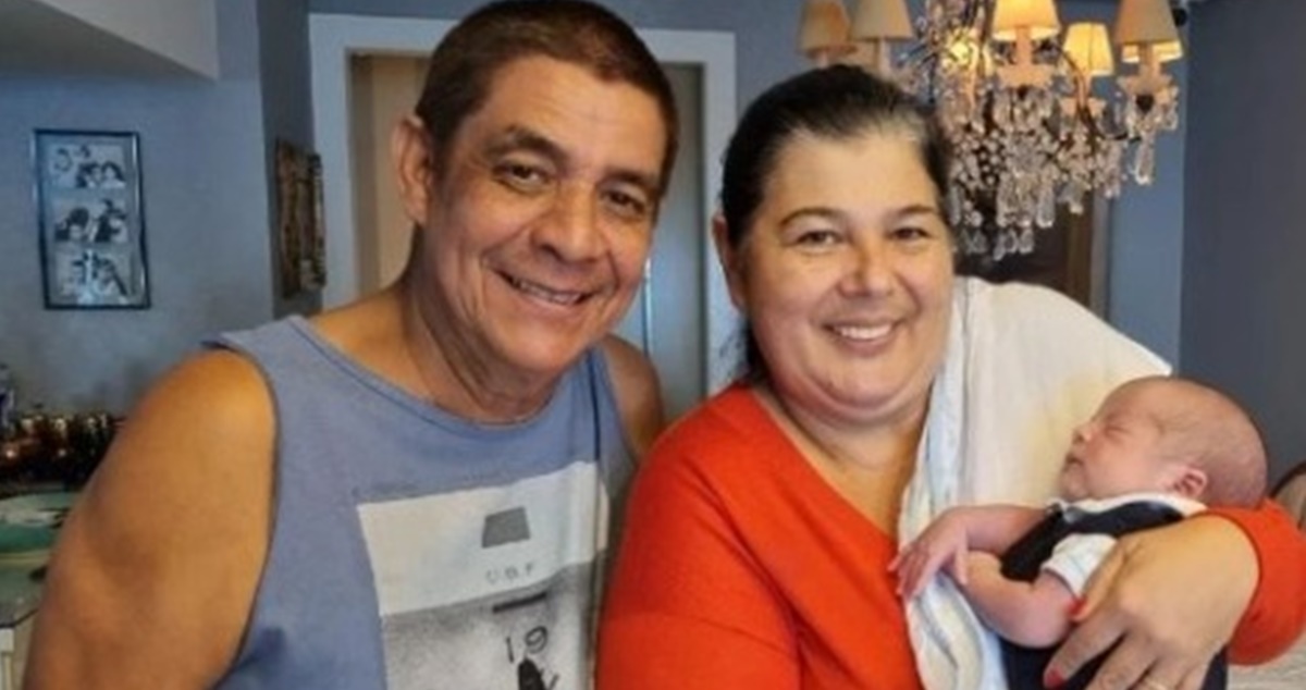 Zeca Pagodinho e sua esposa, Monica da Silva com o neto no colo