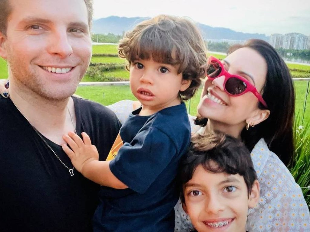 Thiago Fragoso com os filhos e esposa (Foto: Divulgação)