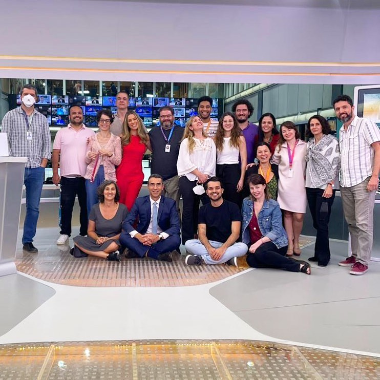 César Tralli com equipe da Globo (Foto: Reprodução, Instagram)