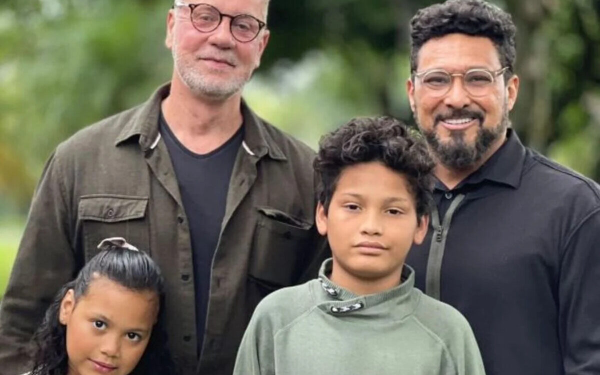 Luís Fernando Guimarães, Adriano Medeiros e seus  dois filhos adotivos. (Foto Reprodução/Internet)