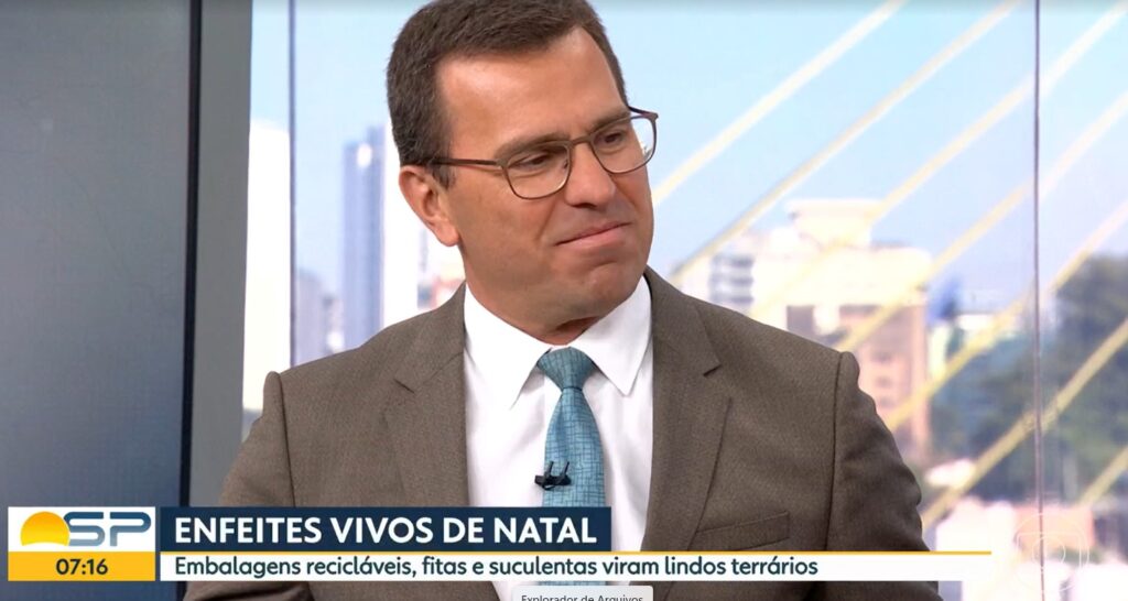 Rodrigo Bocardi não esconde surpresa ao descobrir idade da repórter Ananda  Apple ao vivo: 'plantão da Globo