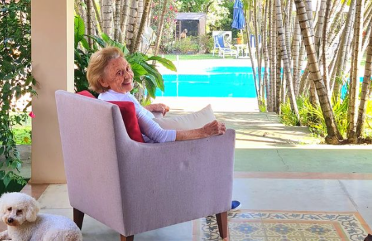 Laura Cardoso na área da piscina rodeada de verde (Foto Reprodução/Internet)