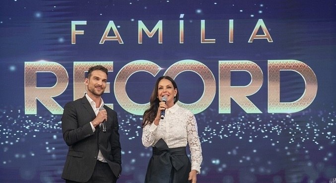 Carolina Ferraz e Igor Rickly foram os apresentadores do Família Record em 2021