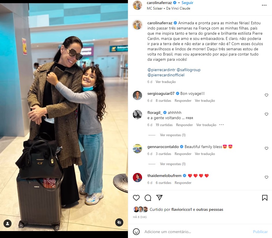 Carolina Ferraz posou com as filhas antes de embarcar para sua viagem de férias