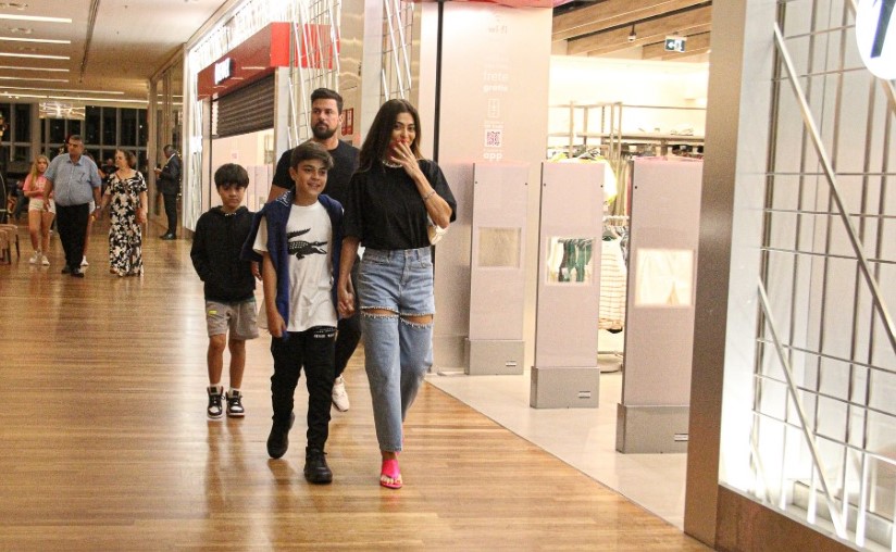 Juliana Paes com os filhos e o marido em shopping no Rio de Janeiro