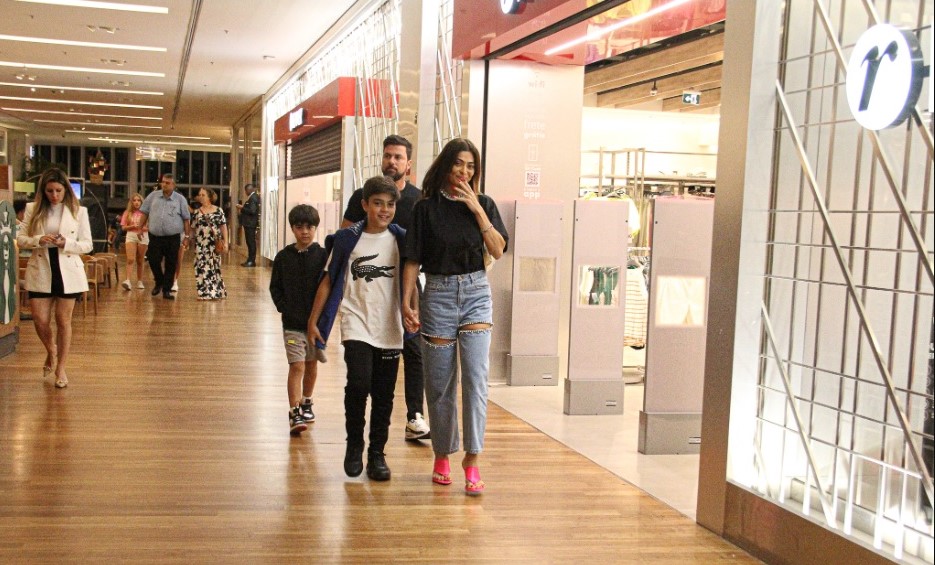 Juliana Paes é flagrada em shopping com filhos e marido