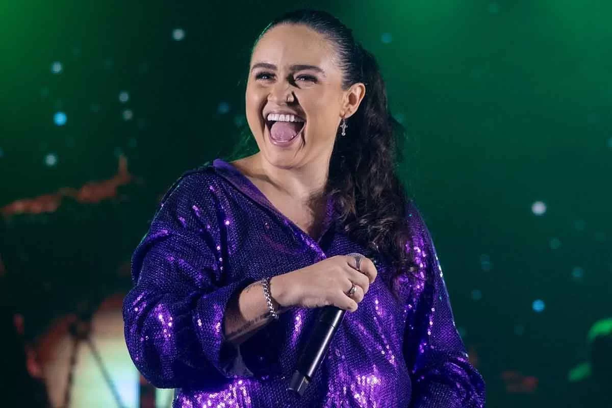 Luiza Martins passou mal em cima do palco  (Foto: Reprodução)