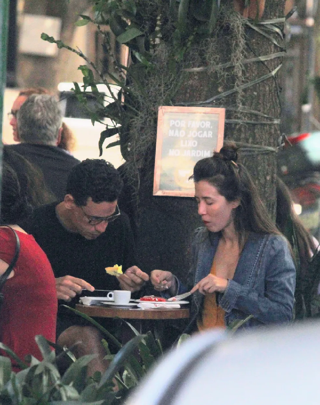 Marjorie Estiano e Márcio Maranhão almoçando no Rio de Janeiro (Foto: Divulgação)