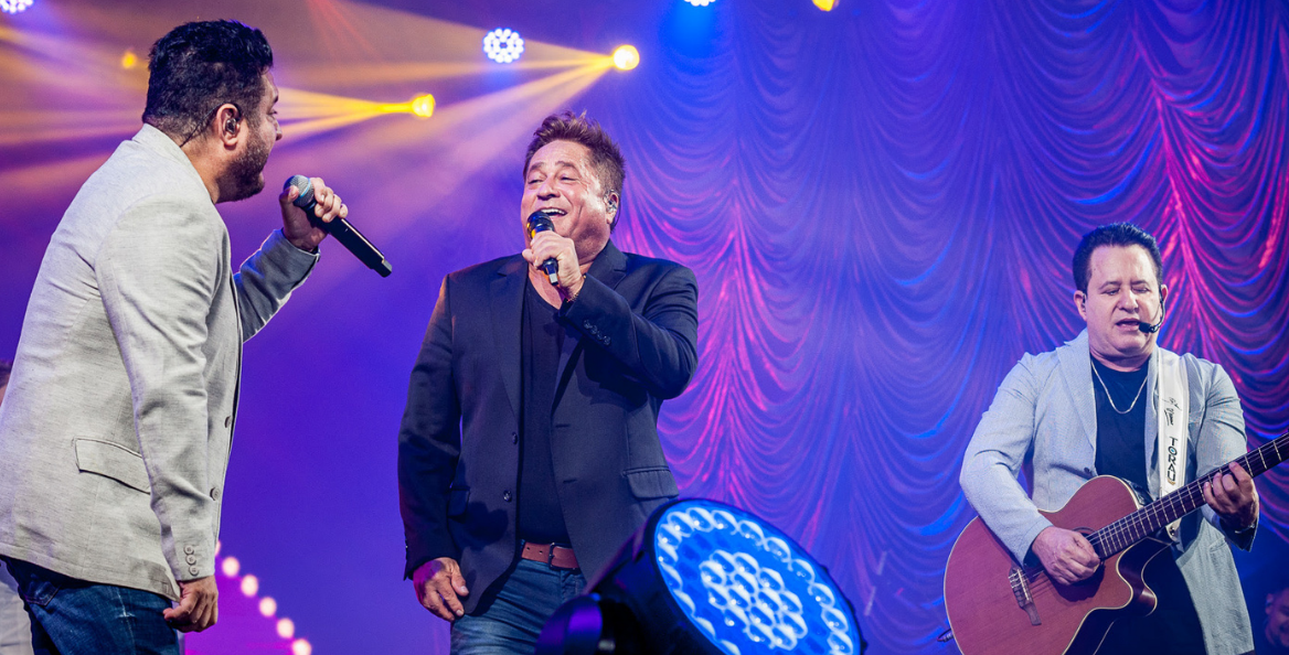 Bruno e Marrone ao lado de Leonardo durante show (Foto: Divulgação)