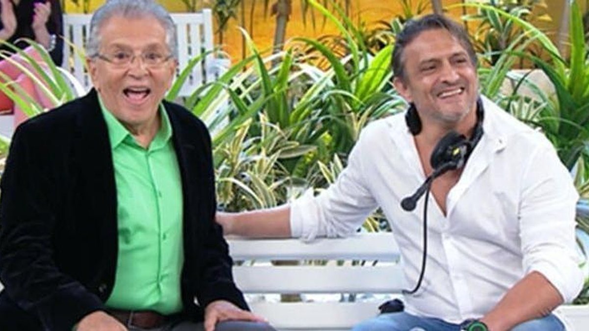 Carlos Alberto e Marcelo de Nóbrega no banco da Praça É Nossa (Foto: Reprodução/ SBT)