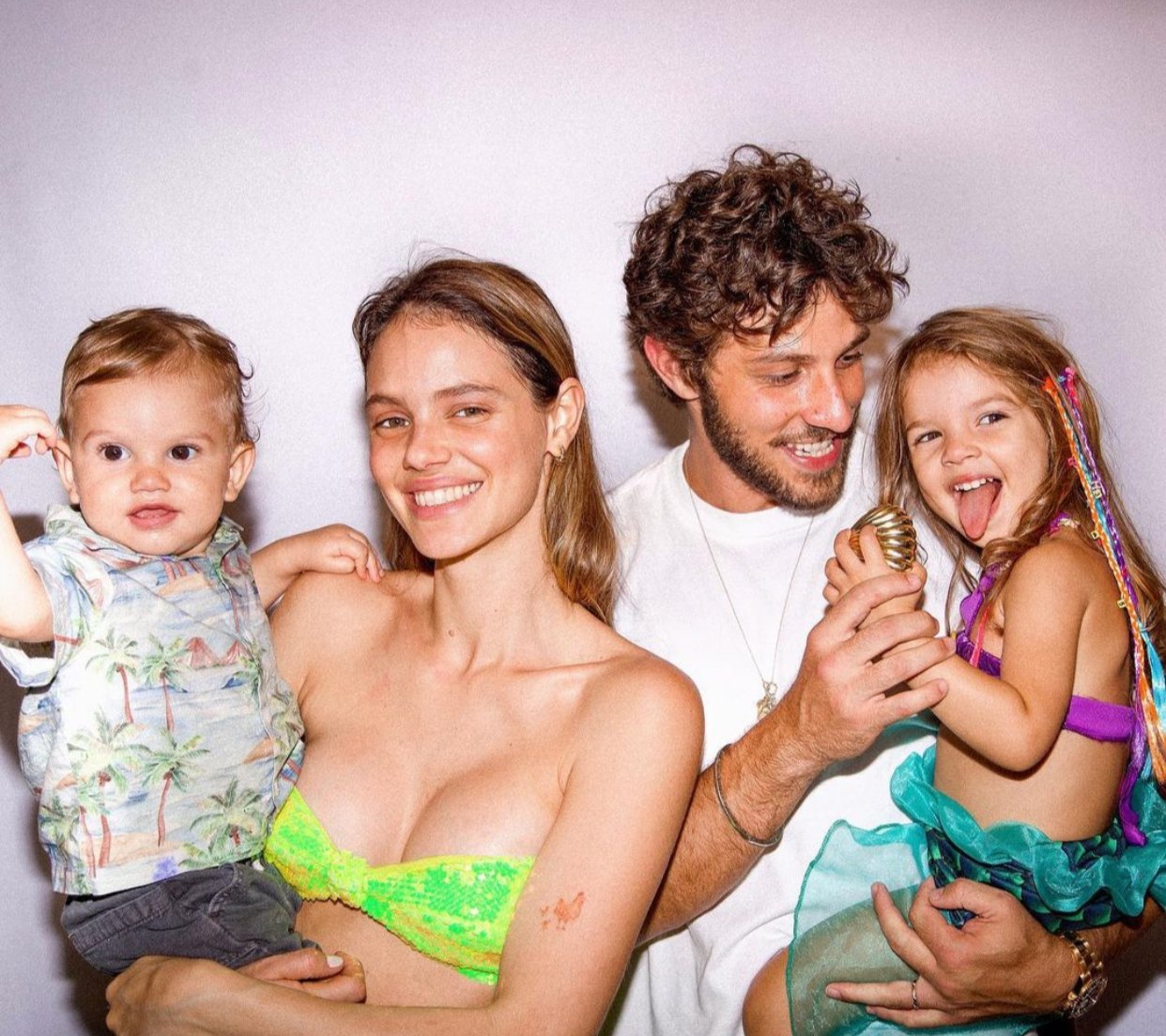 Chay Suede, Laura Neiva e os dois filhos do casal (Reprodução)