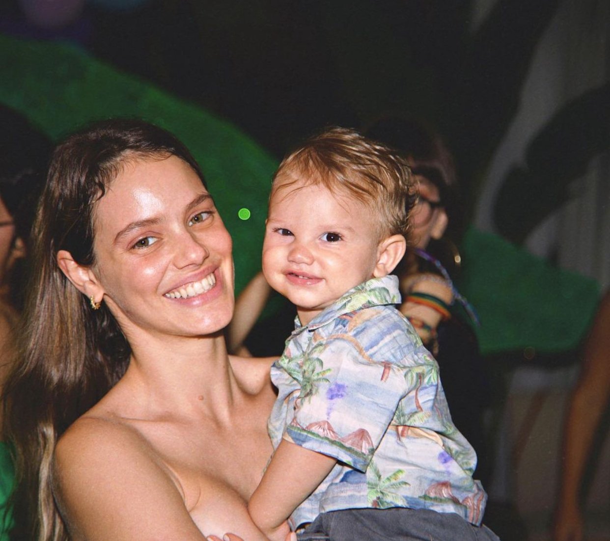 Laura Neiva e o filho caçula (Reprodução)