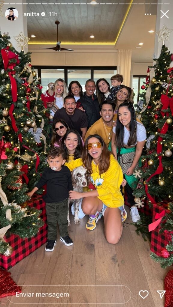 Anitta com família e amigos (reprodução)