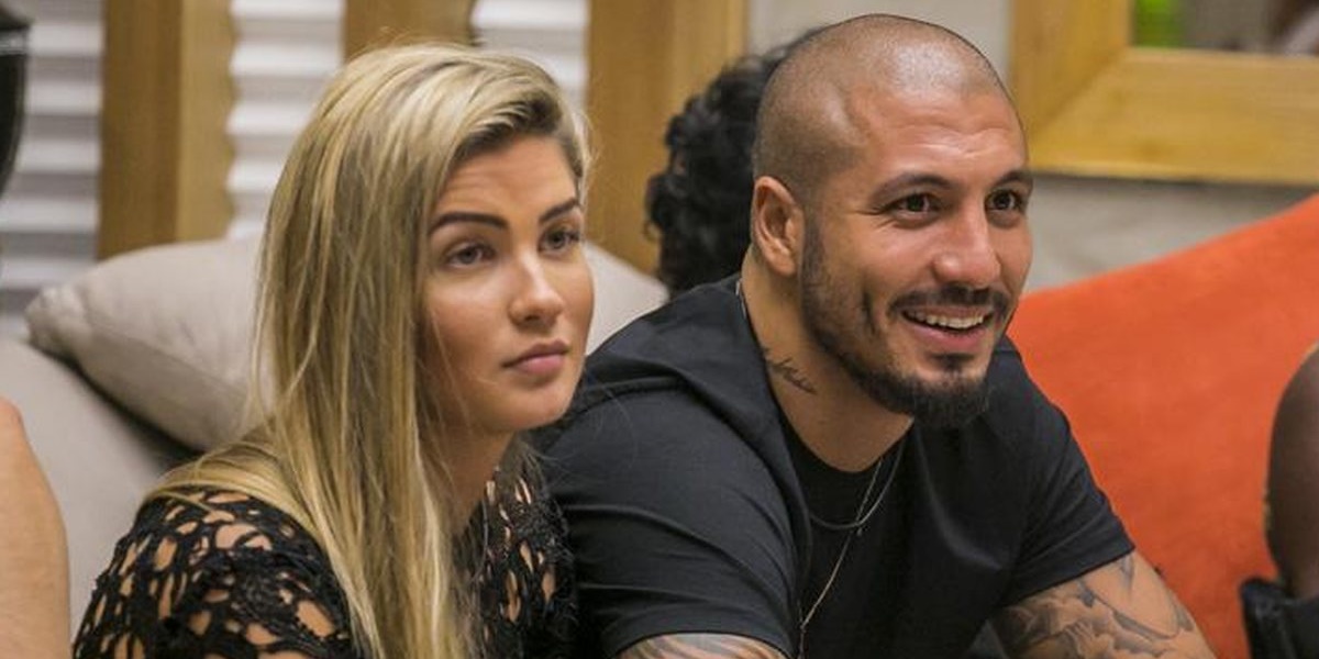 Aline Gotschalg e Fernando na 15ª edição do BBB, que era apresentado por Pedro Bial (Foto: Reprodução)