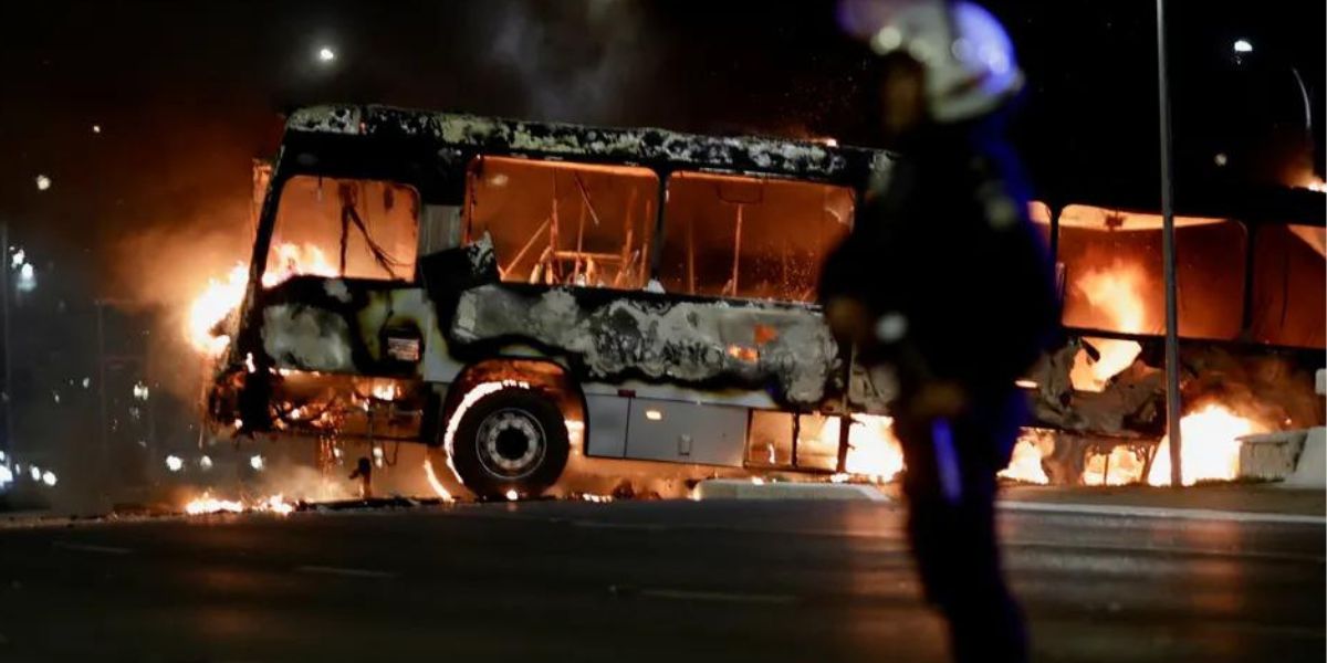 De acordo com o Corpo de Bombeiros, os bolsonaristas queimaram oito carros e cinco ônibus durante o ato.