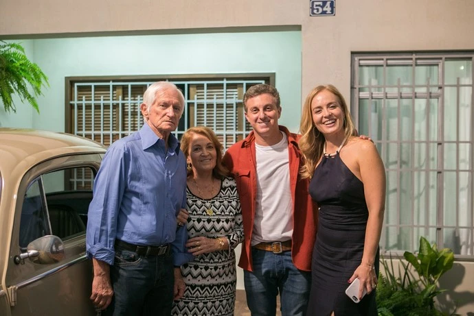 Luciano Huck acompanhado de Angélicas e os sogros (Foto: Reprodução)