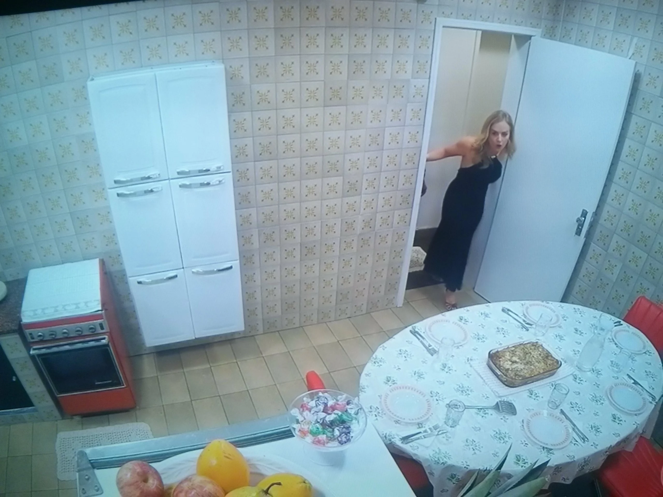 Angélica em sua cozinha humilde de casa que morava na infância (Foto: Reprodução)