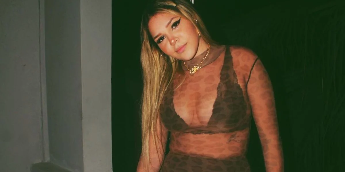 Aysha Benelli, filha da cantora Simony, criticada no passado por sua aparência, cresceu e se tornou uma das mulheres mais lindas do Brasil - Foto Reprodução Instagram