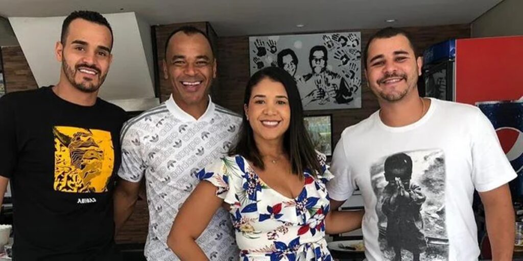 O ex jogador com seus filhos: Wellington, Michelle e Danilo, que morreu de infarto (Foto: Reprodução/ Instagram)