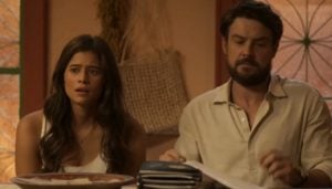 Em 'Mar do Sertão', Candoca (Isadora Cruz) e José (Sergio Guizé) ficam chocados com descoberta (Foto: Reprodução / Globo)