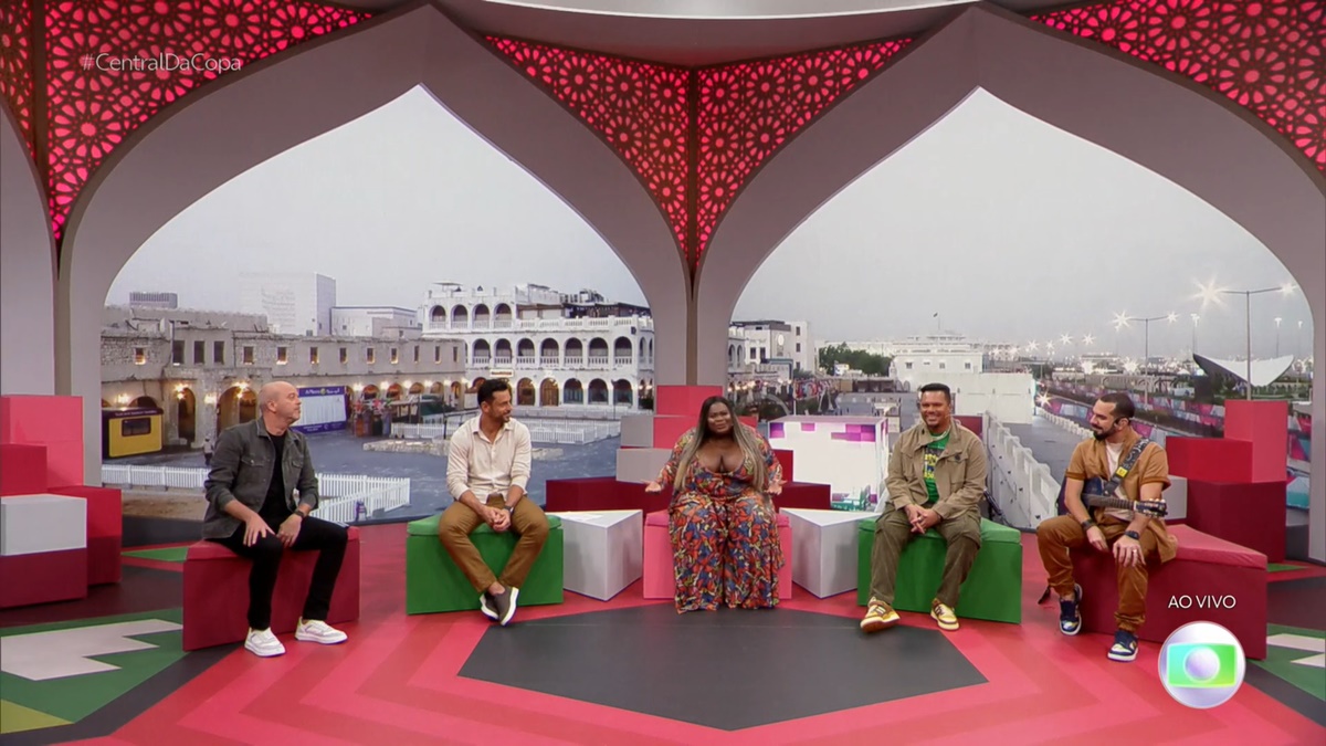 Alex Escobar, Fred, Jojo Todynho e os cantores do Sorriso Maroto na Central da Copa (Foto: Reprodução / TV Globo)