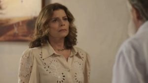 Deodora (Débora Bloch) fica constragida ao ser 'pega no pulo' pelo Coronel Tertúlio (José de Abreu) em Mar do Sertão (Foto: Reprodução / Globo)