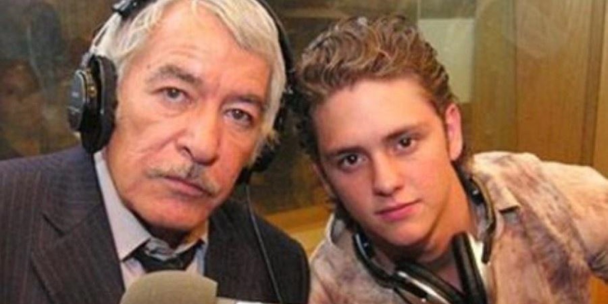 Enrique Rocha e Christopher Uckermann nos bastidores da novela Rebelde (Foto: Reprodução)