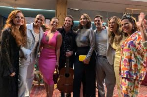 A festa de Andrea Pratini (Maria Eduarda de Carvalho) em 'Cara e Coragem' conta com convidados especiais: Thiago Oliveira, Maria Beltrão, Talitha Morete e Narcisa Tamborindeguy (Foto: Reprodução / Globo / Juliana Coutinho)