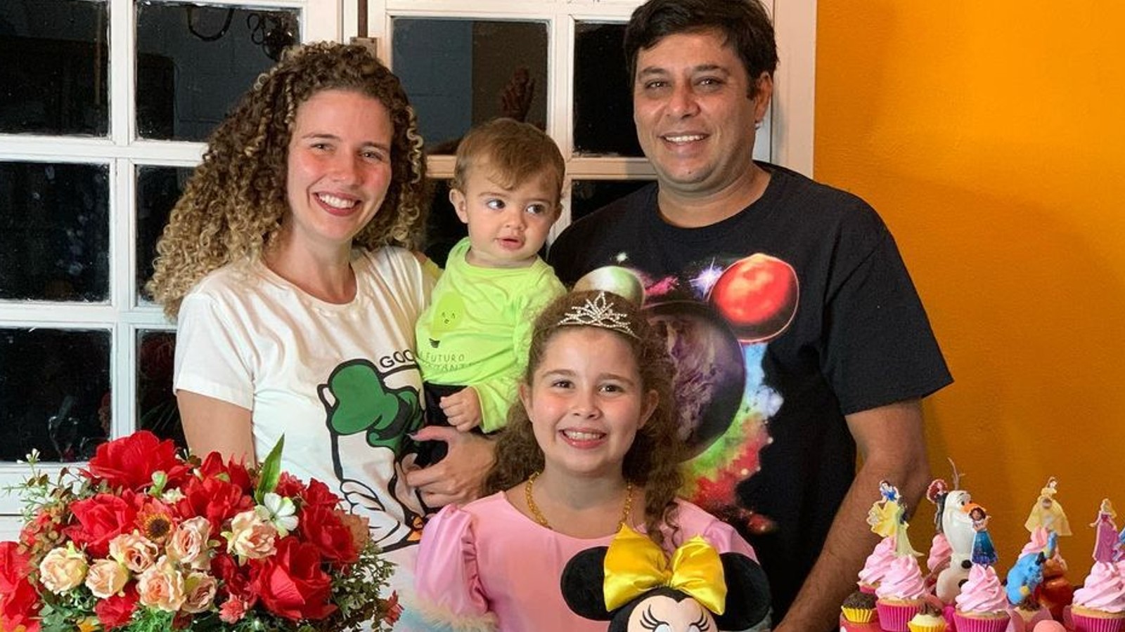 Debby Lagranha com o marido e os dois filhos (Foto: Reprodução)