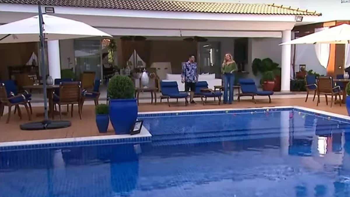 Área externa com piscina (Foto: Reprodução)