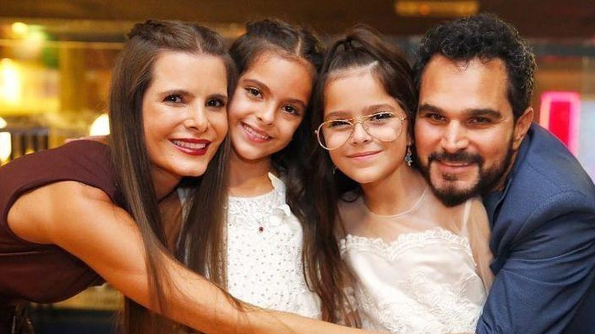 Luciano, sua esposa Flávia Fonseca e suas filhas gêmeas, em registro de 2 anos atrás