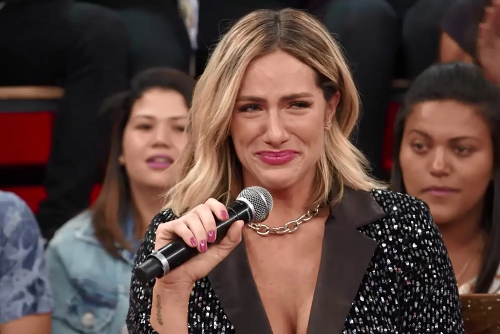 Giovanna Ewbank se emocionou no Altas Horas (Foto: Reprodução)