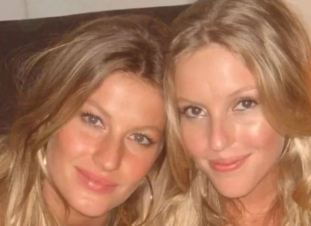 Gisele Bündchen em foto ao lado da irmã (Foto: Reprodução)