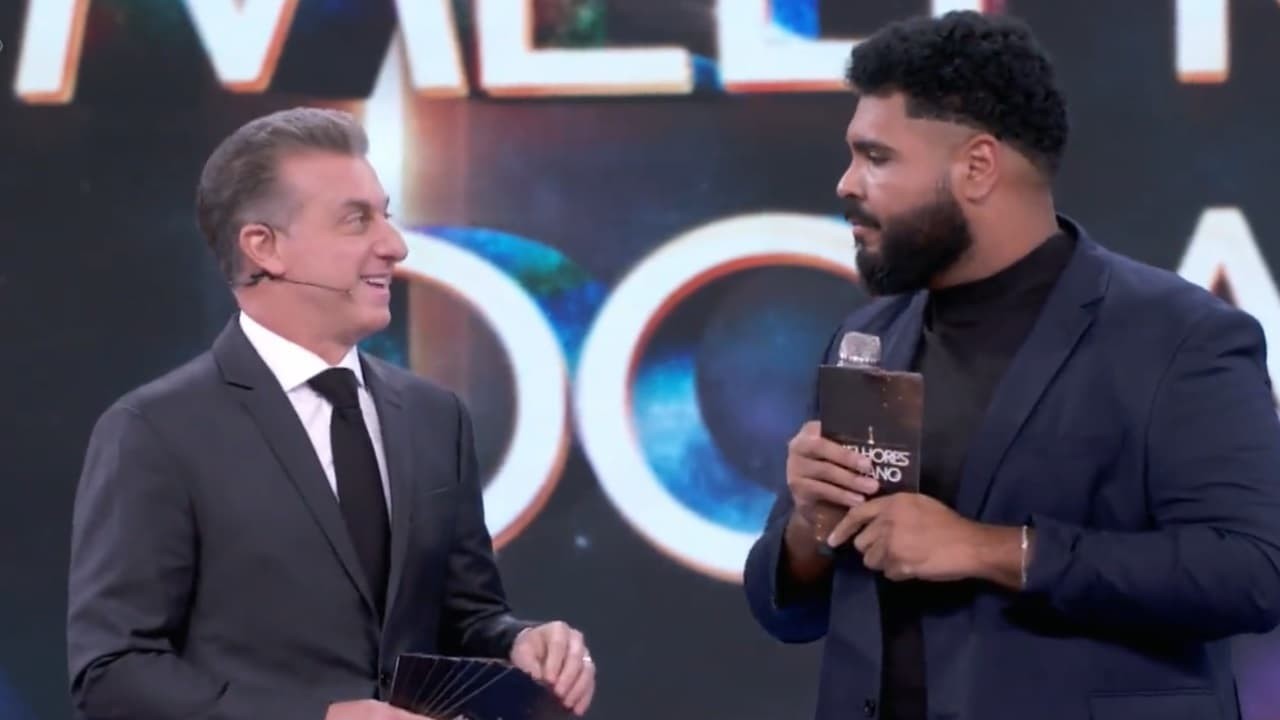 Paulo Vieira e Huck no prêmio "Melhores do Ano". (Foto: Reprodução / TV Globo)