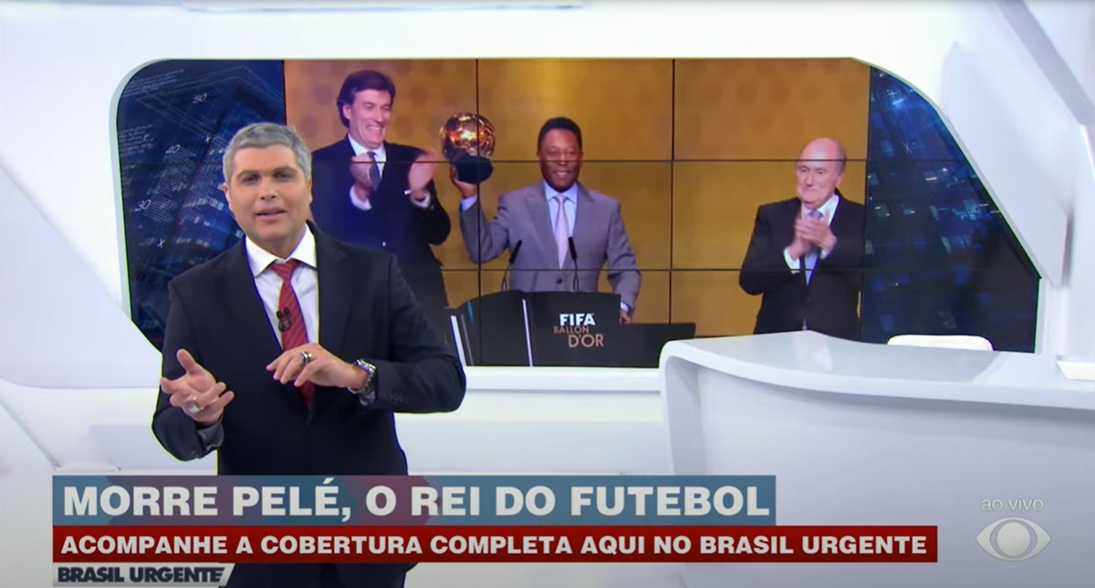 Joel Datena se emocionou ao anunciar a morte de Pelé, após a luta contra o câncer (Foto: Reprodução / Band)