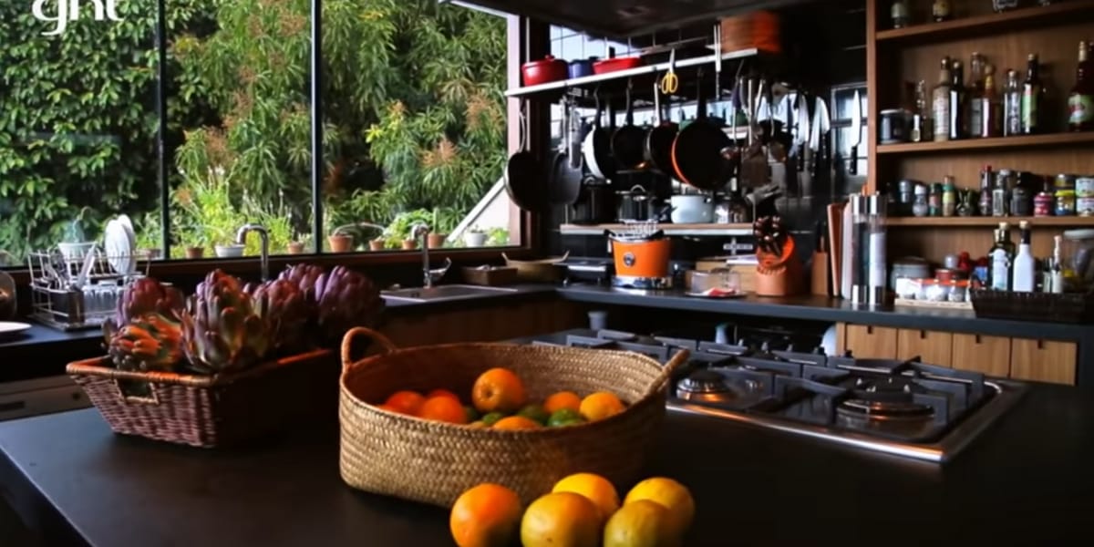 Cozinha completamente equipada da mansão (Reprodução: Youtube)
