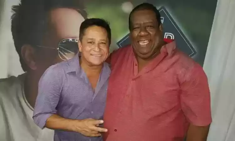 Leonardo ao lado de um dos autores do sucesso Pense em Mim, Mario Soares (Foto: Reprodução)