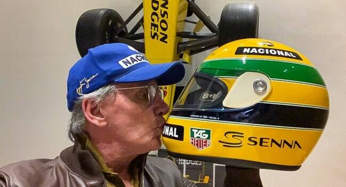 O apresentador do SBT beijando o capacete de Ayrton Senna de sua coleção