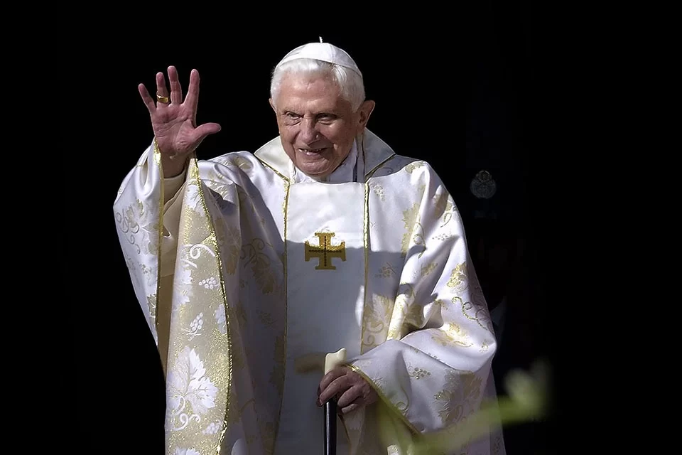 Plantão da Globo entrou no ar para anunciar a morte do Papa emérito Bento XVI (Foto: Reprodução)