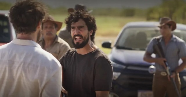 Armado até os dentes, Tertulinho (Renato Góes) aparecerá na companhia dos jagunços da fazenda Palmeiral (Foto: Reprodução / Globo)