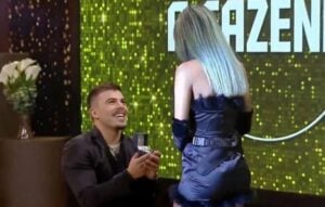 Thomaz Costa pediu Tati Zaqui em namoro na última festa de A Fazenda 14 (Foto: Reprodução / PlayPlus)