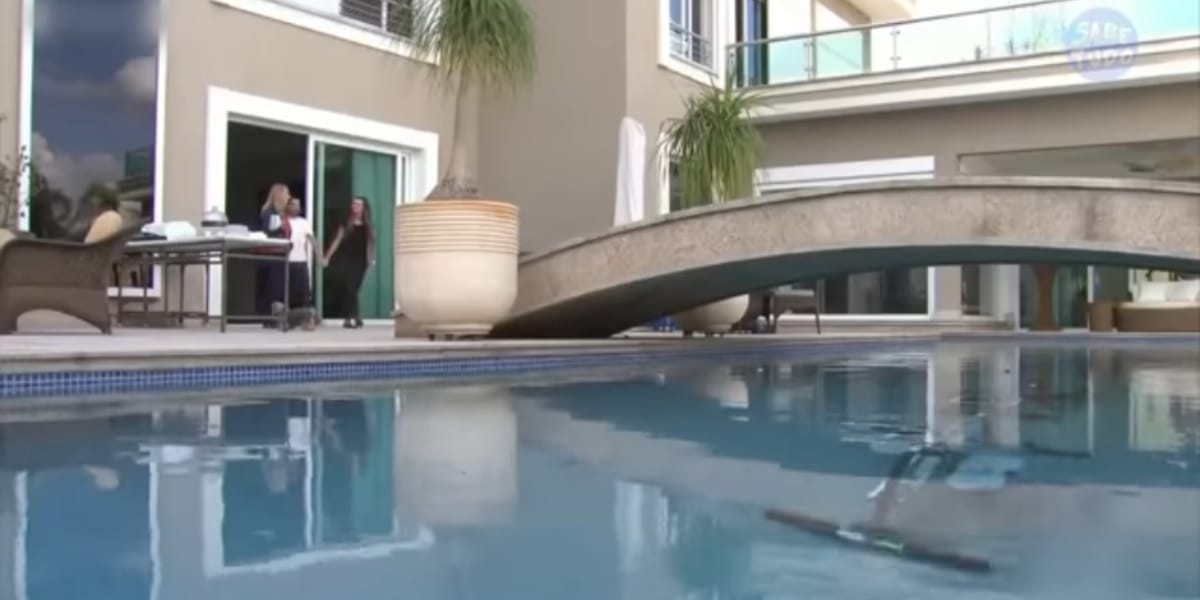 A enorme piscina da mansão do cantor (Reprodução: Youtube)