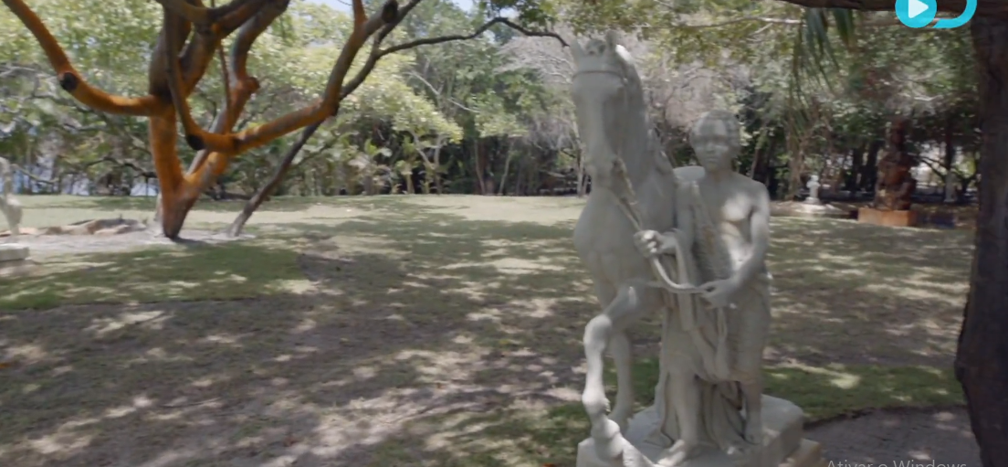 Algumas das estátuas que possue na mansão de Carlinhos Brown (Foto Reprodução/Discovery+)