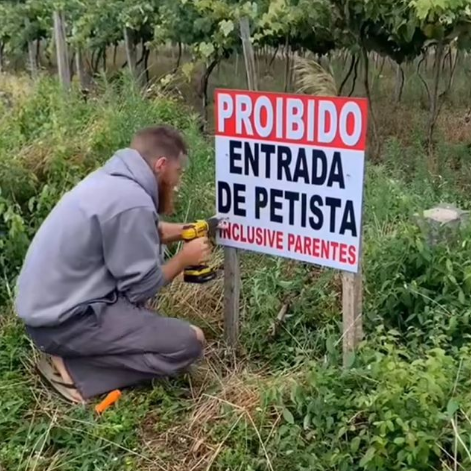 Thiago Gagliasso causa nas redes sociais, ao publicar foto proibindo a entrada do seu irmão, Bruno, em sua residência  - Foto Reprodução