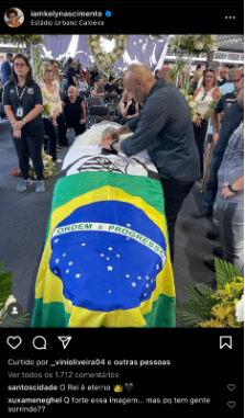 Xuxa se depara com foto de Pelé dentro do caixão, e se revolta ao ver pessoa sorrindo ao fundo da imagem - Foto Reprodução