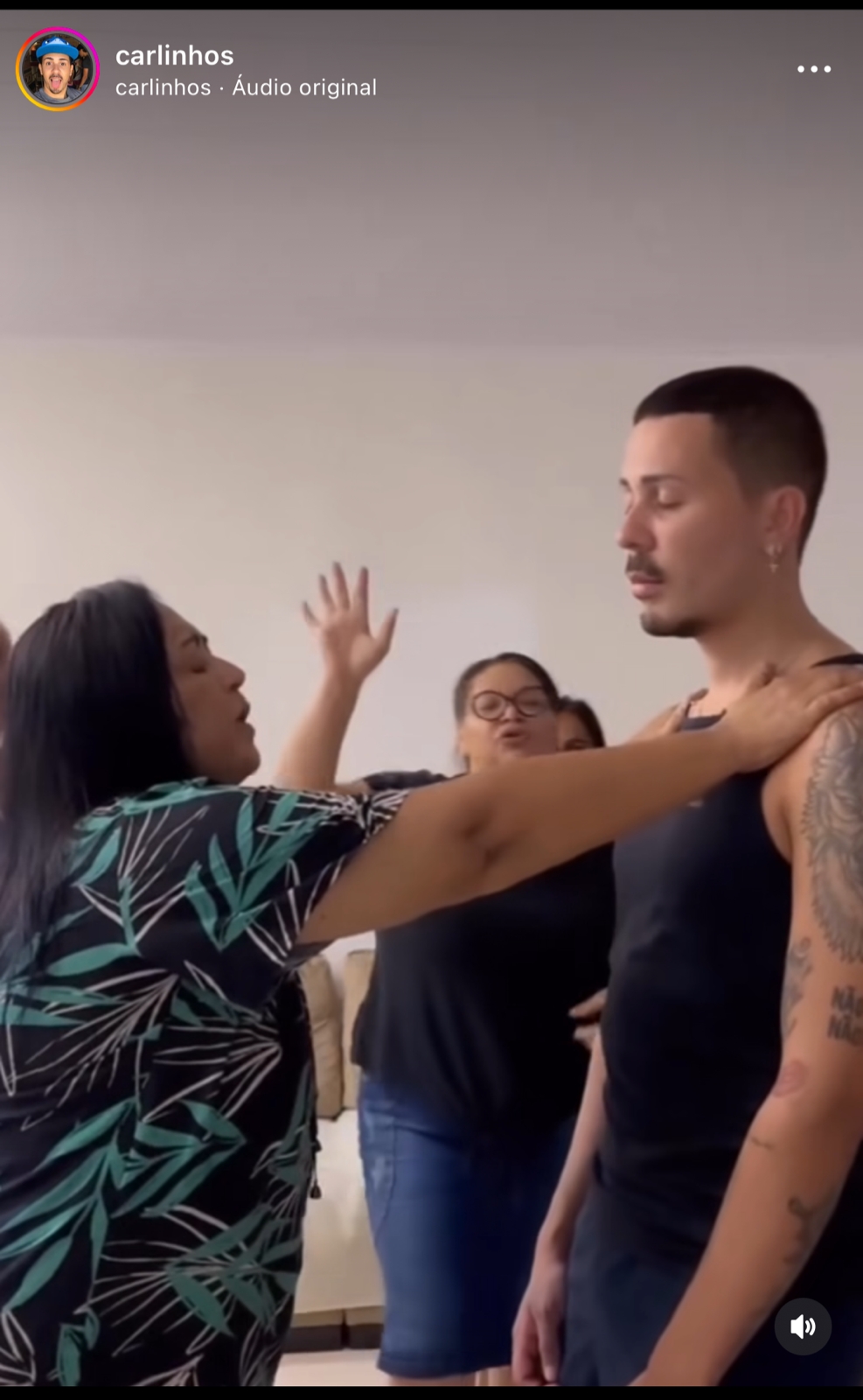 Carlinhos Maia expõe vídeo onde surge no meio de um ritual de oração, é levado ao chão por mulher e tem uma crise inesperada - Foto Reprodução